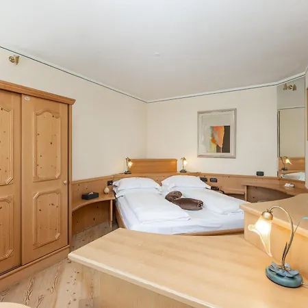 Hotel Flora Отель Ливиньо